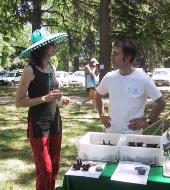 Wendy and Andrew - giving away seedlings 11-11-2007